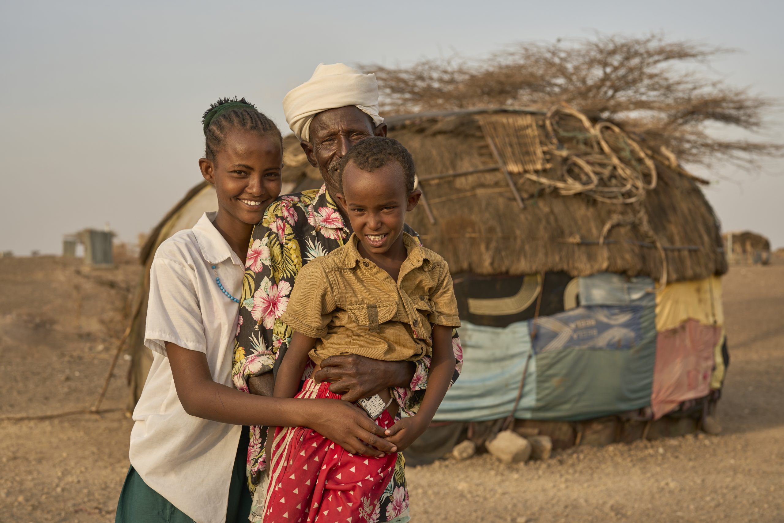 Hoffnung auf bessere Zeiten: Marsabit ist eine karge, von extremer Dürre geplagte Region im Norden von Kenia. Früher konnten sich die Menschen dort aus eigener Kraft ernähren, derzeit sind sie auf humanitäre Hilfe angewiesen.

Juni 2023: Fünf Regenzeiten in Folge hat es in Ostafrika nicht genug geregnet. Die Menschen sind durstig, hungrig und geschwächt. Mehr als 40 Millionen Menschen benötigen dringend Nahrungsmittelhilfe, um zu überleben. 

Gemeinsam mit  einheimischen Helferinnen und Helfern kämpft Caritas international mit den Menschen in ganz Ostafrika gegen den Hunger. Die Hilfsmaßnahmen sind stets an die Begebenheitenvor Ort und die Bedürfnisse der Menschen angepasst. Die Caritas-Partnerorganisationen transportieren Hilfsgüter in abgelegene Gebiete und sichern mit Nahrungsmitteln und Trinkwasser das Überleben der Menschen. Gleichzeitig sollen die Menschen langfristig wieder in die Lage versetzt werden, ein eigenes Einkommen zu erzielen und ausreichend Erträge zu ernten, um für ihr Leben selbst sorgen zu können.

Foto: Sebastian Haury/Caritas international

Copyright Caritas international, Abdruck honorarfrei, Belegexemplar erbeten, Tel: 0761/ 200-288

Mehr Infos: https://www.caritas-international.de/informieren/themen/duerre-in-ostafrika/duerre-in-ostafrika