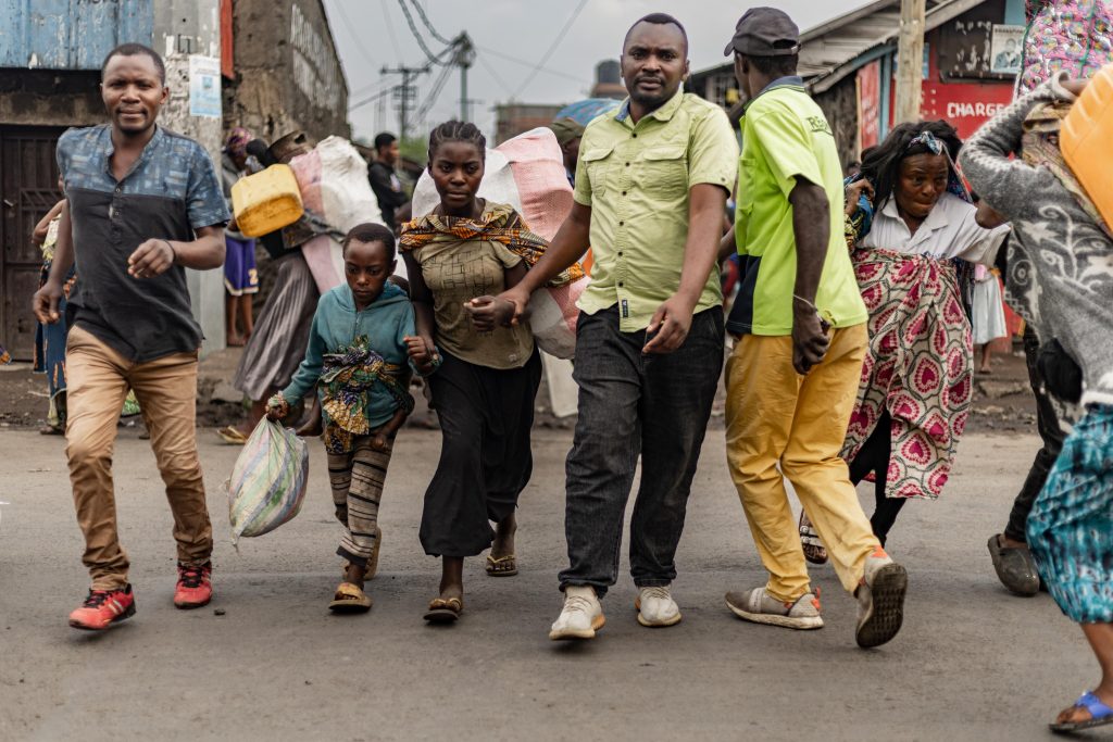 People flee fightings in Mugini, DR Congo Civili che trasportano i loro averi mentre fuggono dai combattimenti tra i ribelli M23 e le Forze armate della Repubblica Democratica del Congo, nel Nord Kivu, 26 gennaio 2025. Foto Ansa