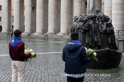 Deposizione di rose ai piedi della barca dei migranti in piazza San Pietro