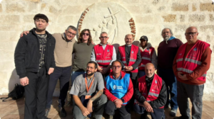 Un gruppo di persone di età diversa con i gilet del gruppo 