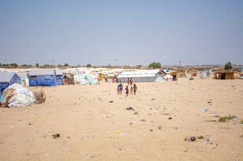 campo sfollati in sudan – distribuzione acqua da Caritas 14 – Copia