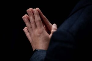 mani-giunte-preghiera-768×512