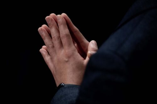 mani-giunte-preghiera-768×512