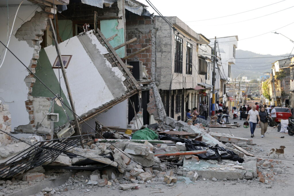 epaselect epa13162460 People walk near the rubble of a house in the Corocito neighborhood of Pereira, Colombia, 11 August 2026. At least 181 people have been killed, 2,595 others were injured, and about 195 are missing after a 7.4-magnitude earthquake struck western Colombia on 10 August, according to the Colombian Presidency's official report.  EPA/CARLOS ORTEGA